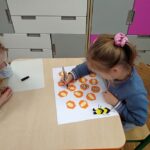 Dziewczynka tworzy pszczelą rodzinę