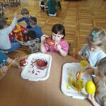 dzieci malują jajka styropianowe