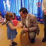 Pan burmistrz wręcza dziewczynce nagrodę