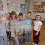 Dzieci prezentują pracę plastyczną 2