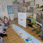 Dzieci prezentują wykonane prace plastyczne 1