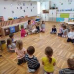 Dzieci słuchają czytanej książki