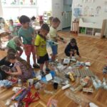 chłopcy wybieraja opakowania do pracy