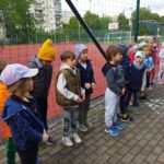 dzieci czekają na start