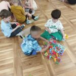 dzieci pracują razem