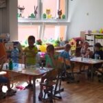 dzieci wykonują swoje prace