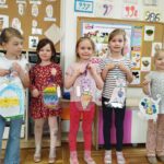 dziewczynki ze swoimi pracami na konkurs
