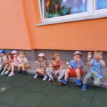 Dzieci jedzą lody