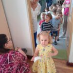 Dziewczynka wchodzi do sali