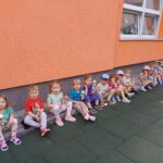 Grupa dzieci jedzących lody