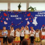 Taniec dzieci z sercami