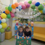 Dziewczynki pozują do zdjęcia w foto budce