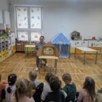 Dzieci słuchają legendy o św.Otylii