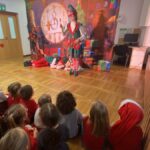 Dzieci oglądają przedstawienie.