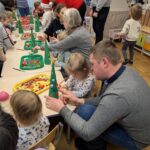 Dzieci wraz z Rodzicami wykonują choineczki