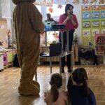 Dzieci i miś słuchają pani 2