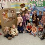 Dzieci pozują do zdjęcia