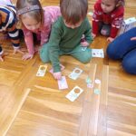 Chłopiec dobiera parę w układance