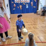 Chłopiec podaje balonik dziewczynce