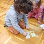 Chłopiec układa układankę