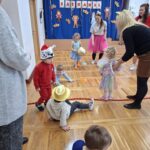 Dzieci bawią się podczas balu