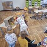 Dzieci biorą udział w zabawie