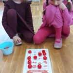 Dzieci grają w bingo