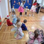 Dzieci podczas balu biorą udział w konkurencji