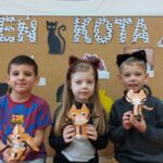 Dzieci pokazują kotki