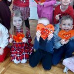 Dzieci pokazują serca - walentynki