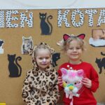 Dzieci pozuja do zdjęcia