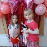 Dzieci pozują do zdjęcia (2)