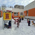 Dzieci szaleją na śniegu