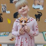 Dziecko pozuje do zdjęcia