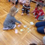 Dziewczynka dobiera parę w układance