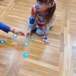 Dziewczynka dobiera pasującą parę