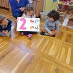 Dziewczynka prezentuje książkę