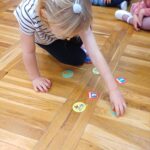 Dziewczynka układa parę