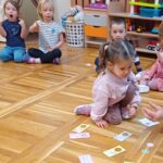 Dziewczynka układa układankę