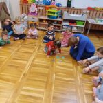 Dziewczynka z panią układają układankę