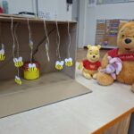 Kubuś Puchatek i pszczoły - zabawa dla dzieci