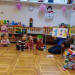 Pani prezentuje książkę