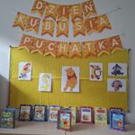 Tablica przedstawiająca dekorację z okazji dnia Kubusia Puchatka