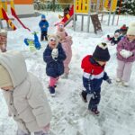 Zadowolone dzieci bawią się na placu zabaw