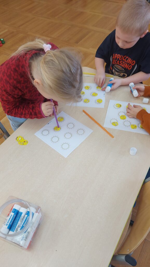 Przenoszenie elementów za pomocą słomki