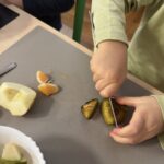 Chłopczyk komponuje sałatkę