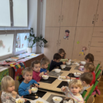 Dzieci częstują się samodzielnie przygotowaną sałatką.