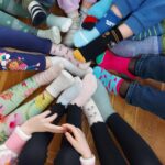 Dzieci pokazują kolorowe skarpetki nie do pary 1