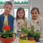 Dzieci pokazują kwiaty