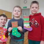 Dzieci pokazują ozdobione skarpetki